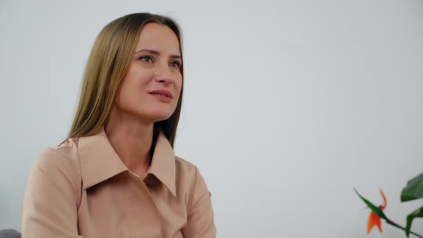 Smiling woman with mental health problem sitting on couch talking psychologist — Stock Video