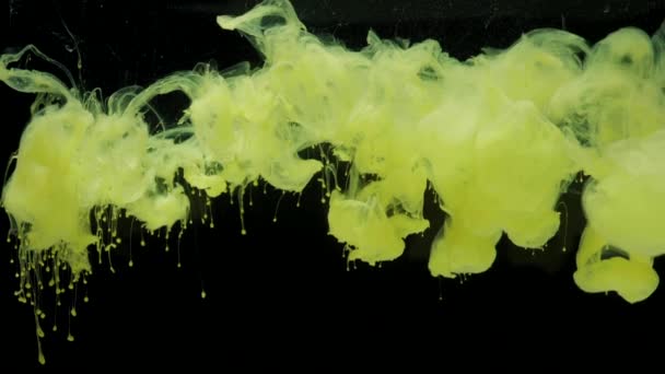Lassú mozgás sárga festék akril festék keverés a vízben, örvénylő lágyan víz alatt — Stock videók