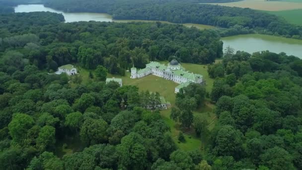 Luchtfoto paleis in Kachanivka, prachtige natuur bos en meer — Stockvideo