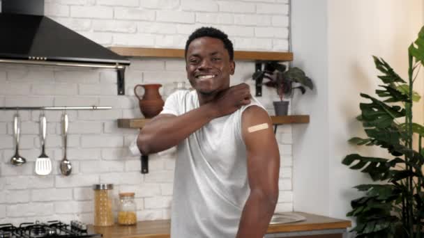 Homem afro-americano mostra gesso médico demonstra injeção de vacina — Vídeo de Stock