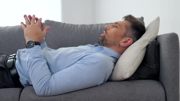 Adult man with mental health problem lying on couch talking to psychologist — Stock Video