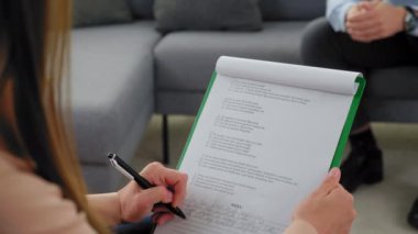 Panoya not alan psikolog psikoterapi seansındaki hastaları dinler.