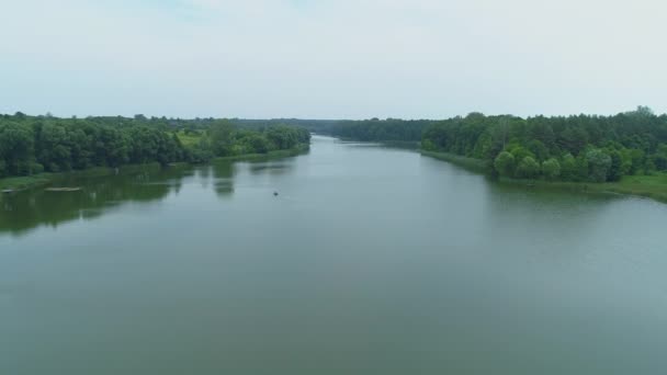 Vista aerea bellissima foresta naturale e lago in cui il pescatore sta pescando — Video Stock