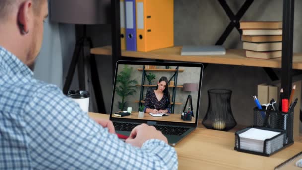 Бизнесмен в домашнем офисе поговорить топ-менеджер удаленных видеовызовов веб-камера чат ноутбук — стоковое видео