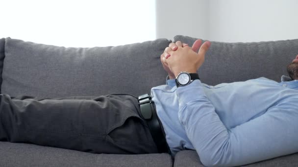 Uomo adulto con problemi di salute mentale sdraiato sul divano a parlare con lo psicologo — Video Stock