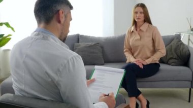 Geçmişe bakış psikoterapisti. Hastanın klinikteki not defterine not aldığını dinle.