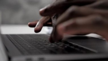 Klinikte klavye bilgisayarında yazı yazan Afrikalı Amerikalı doktor ellerini kapat.