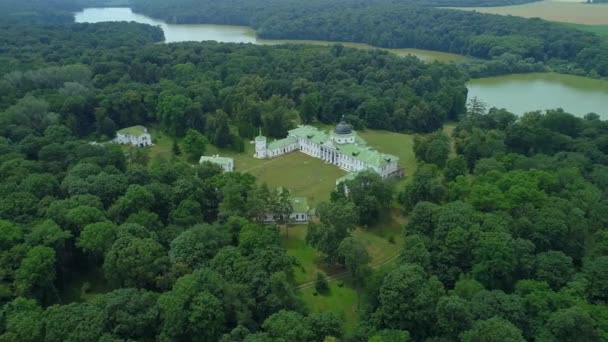 Luftaufnahme Palast in Katschaniwka, schöne Natur Wald und See — Stockvideo