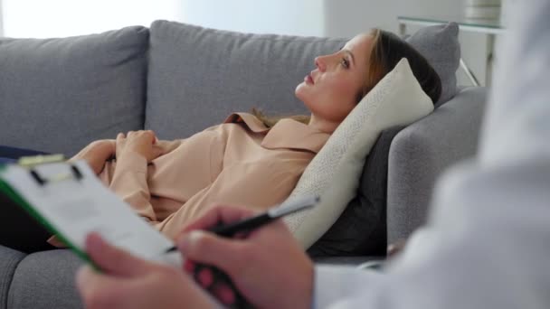 Žena s duševním onemocněním po covid 19 ležící na gauči mluvící terapeut — Stock video