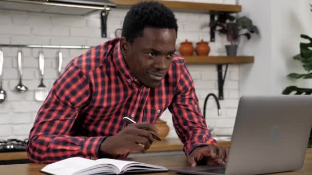 Nahaufnahme lächelnden afroamerikanischen Mann Student Studie macht Hausaufgaben mit Laptop — Stockvideo