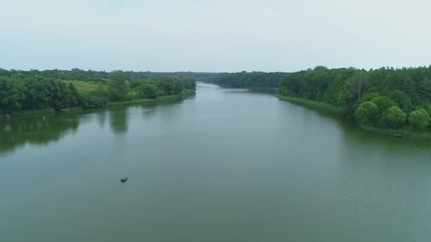 空中からの眺め美しい自然林と漁師が漁をしている湖 — ストック動画