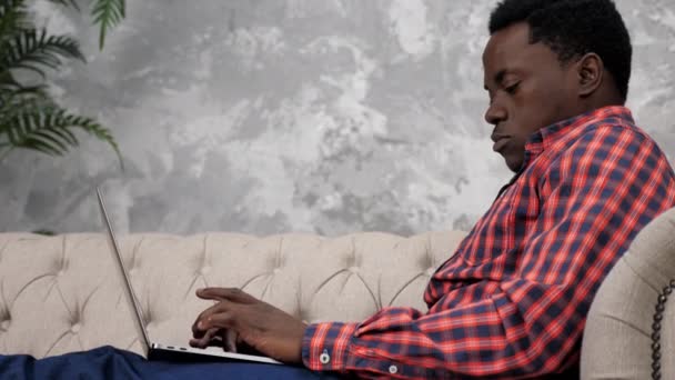 L'uomo d'affari afroamericano lavora laptop online chattando con i dipendenti dell'azienda — Video Stock