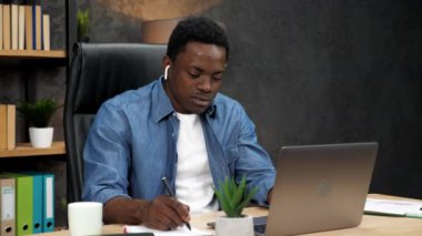 Afrikalı Amerikalı iş adamı şirket çalışanlarıyla online laptop web kamerası konuşuyor