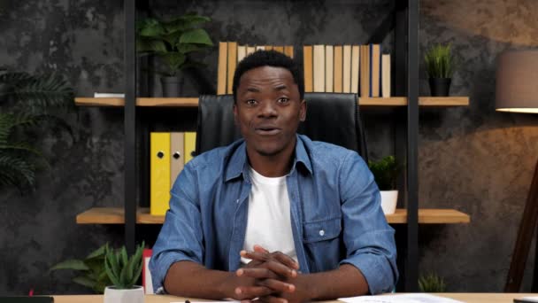 Uśmiechnięty afro-amerykański biznesmen wita rozmowy słucha wideo rozmowy online — Wideo stockowe