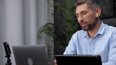 Gülümseyen Adam, potansiyel yatırımcıyla online video görüşmeleri yapıyor.