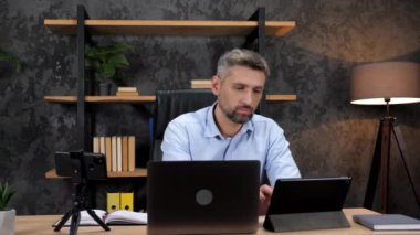 Dizüstü bilgisayar, tablet ve akıllı telefon kullanan çok görevli borsacı