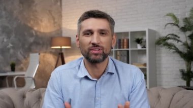 Gülümseyen adam komisyoncusu borsada nasıl ticaret yapılacağı konusunda rekorlar kırıyor