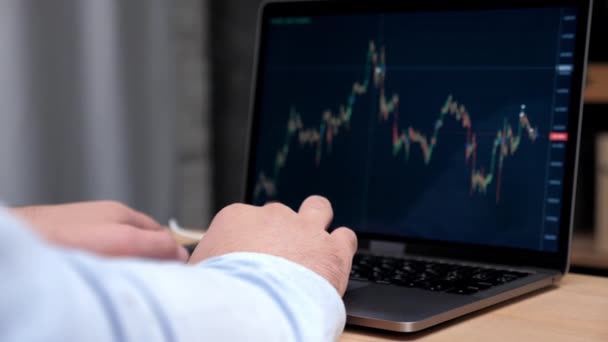 Mann übergibt Aktienhändler Broker nutzt Laptop mit Börsendiagramm-Bildschirm — Stockvideo