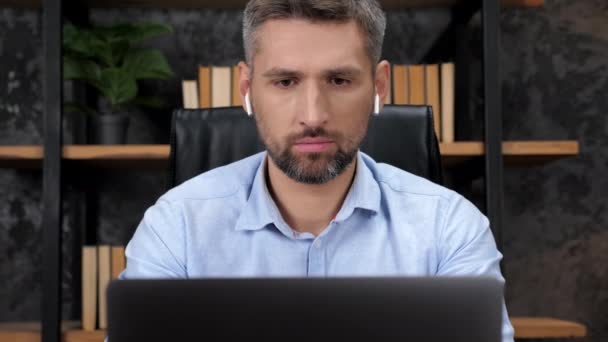 Muž obchodník makléř pracuje pro notebook se dívá na graf na burze v kanceláři — Stock video