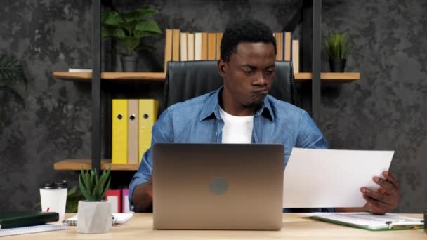 Pensativo empresario afroamericano busca informe de negocios en la oficina — Vídeo de stock