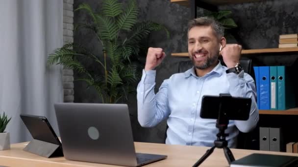 Homem excitado comerciante de ações vencedor parece laptop celebrando boa oferta de mercado de ações — Vídeo de Stock