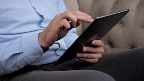 손잡고 장사를 하는 사람들은 주식 거래소에서 인용문을 추적하기 위해 태블릿을 사용 한다 — 비디오