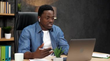 Afrikalı Amerikalı iş adamı şirket çalışanlarıyla online laptop web kamerası konuşuyor