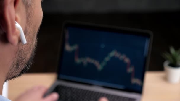 Man head stock bróker használ laptop tőzsdei chart képernyő — Stock videók