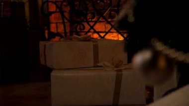 Kapalı el Noel Baba kırmızı hediye kutusunu şöminenin yanına koyar, Noel tatili