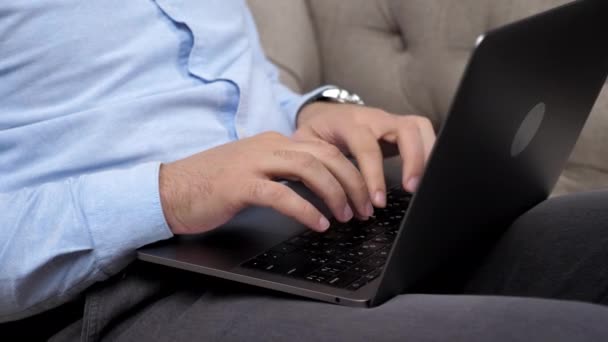 Close up hand man stock makler makler biznesmen wpisując tekst na klawiaturze laptopa — Wideo stockowe