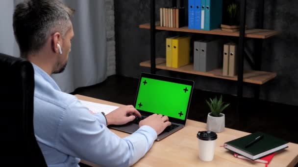 Ο μεσίτης αποθεμάτων ατόμων εργάζεται για το lap-top με την πράσινη δακτυλογράφηση οθόνης στο πληκτρολόγιο — Αρχείο Βίντεο