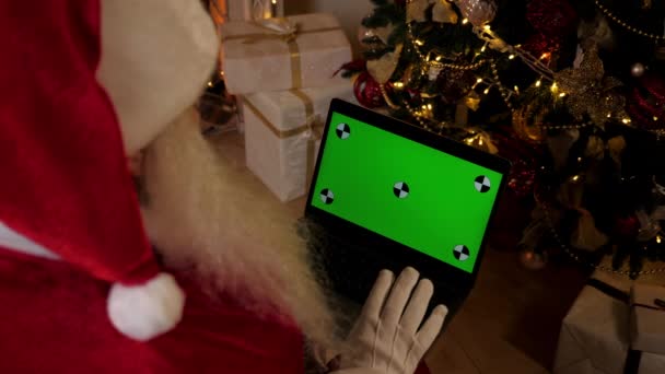 Nowoczesny Santa Claus pozdrawia rozmowy online kamery wideo rozmowy laptop zielony ekran — Wideo stockowe