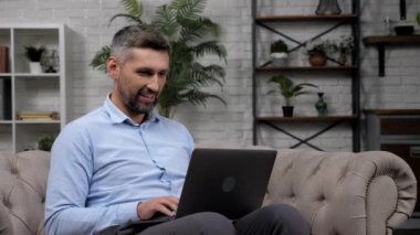 Gülümseyen Adam borsacısı dizüstü bilgisayarda yatırımcıyla sohbet ediyor.