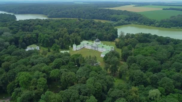 Letecký pohled palác v kachanivce, krásný přírodní les a jezero — Stock video