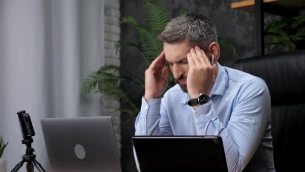 Man handelaar makelaar werkt voor laptop kijkt naar grafiek op de beurs in het kantoor — Stockvideo