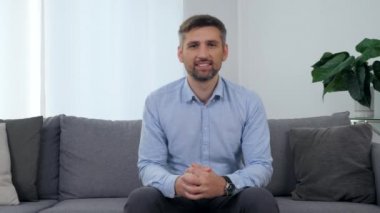 Portre gülümseyen hasta klinikteki koltukta oturuyor ve kameraya bakıyor.