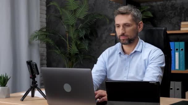 Erwachsener Mann Aktienhändler Broker Distanz funktioniert für Laptop-Eingabe von Text auf der Tastatur — Stockvideo