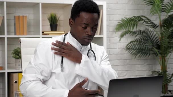 Afroamerykanin online lekarz rozmawia z pacjentem wideo połączenie kamera laptop — Wideo stockowe