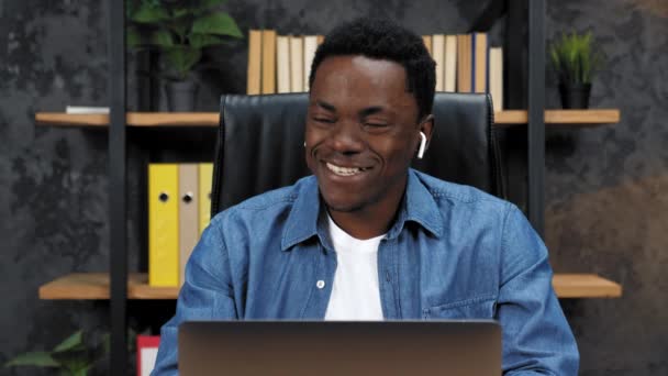 Sorridente uomo d'affari afroamericano parla online laptop webcam videochiamata — Video Stock