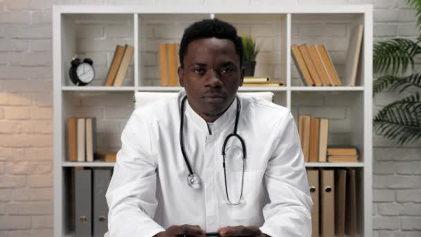 Afro-americano uomo medico online saluta ascoltare paziente video chat chiamata remota — Video Stock