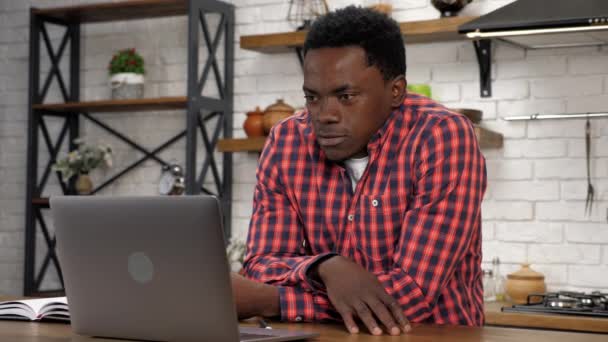 African American student study talking to teacher online βιντεοκλήση laptop — Αρχείο Βίντεο