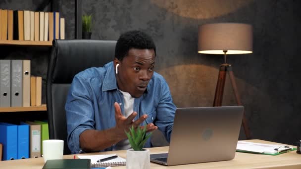 L'homme afro-américain excité regarde un ordinateur portable célèbre la croissance des marchés financiers — Video