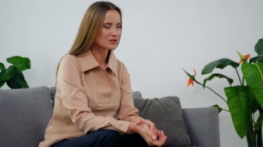 Psikoterapist doktorla konuşan sinirli yetişkin bir kadın.