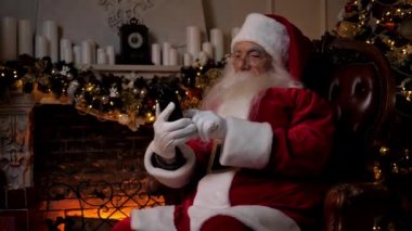 Noel Baba akıllı telefonla çalışır. Çocuklar için internetten Noel hediyeleri alır.