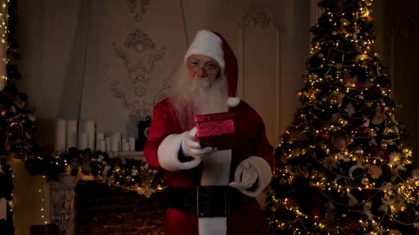 Lächelnder Weihnachtsmann beschenkt in festlicher roter Schachtel Weihnachten im Winter — Stockvideo