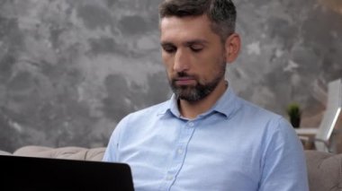 Borsacı adam dizüstü bilgisayarda çalışıyor borsa yatırımcısıyla sohbet ediyor.