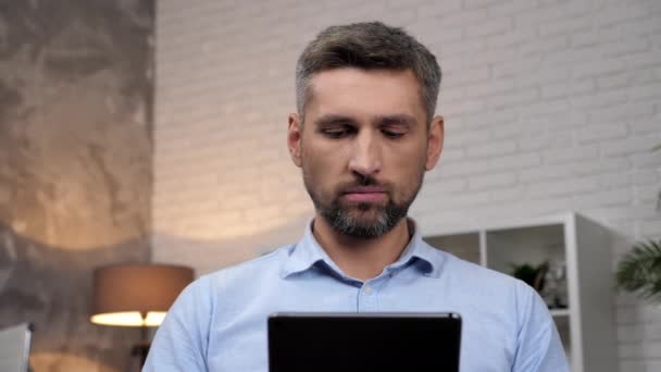 Close up man stock makléř vypadá tablet analyzuje nabídky na burze — Stock video