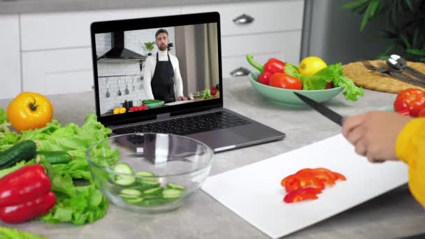 Frau in Küchenmesser schneidet Paprika vom Schneidebrett in Salatschüssel — Stockvideo