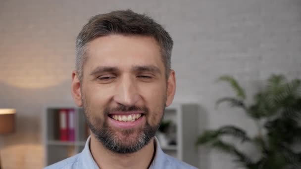 Zblízka tvář usmívající se muž profesionální obchodník s akciemi makléř při pohledu do kamery — Stock video