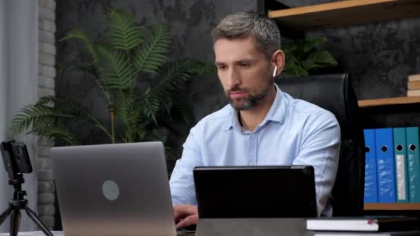 Hombre adulto stock trader distancia obras para ordenador portátil escribir texto en el teclado — Vídeos de Stock